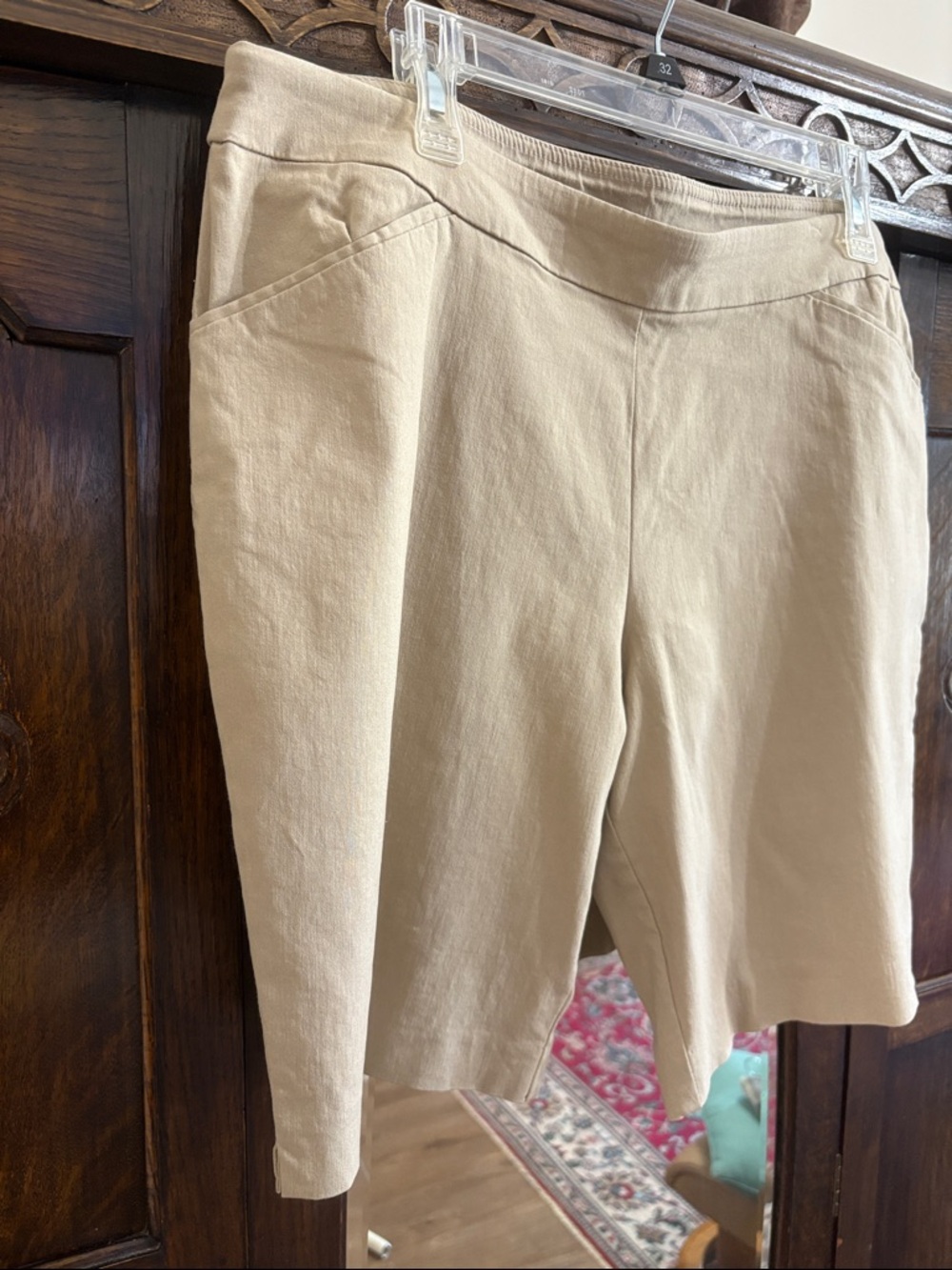 Time and Tru Beige Cropped Pull-On Capris